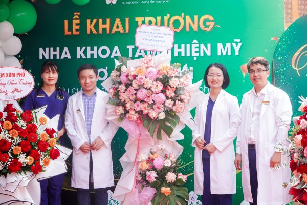 Đối tác, người thân và bạn bè tới chúc mừng khai trương Nha khoa Tâm Thiện Mỹ Ân Thi